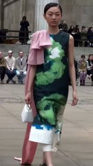 تألق الأزهار: نقشة الورود تزهو في عروض أسبوع لندن للموضة ربيع وصيف 2025