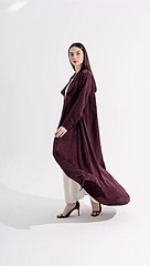 مقابلة خاصة تعرّفك على على Yello، علامة الموضة التي تصمم عباءات من الفواكه والخضروات