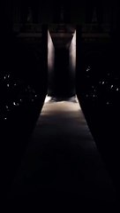 عودة الشراشيب: صيحة الموضة التي تضيف الحركة والأنوثة لخزانة ربيع 2025