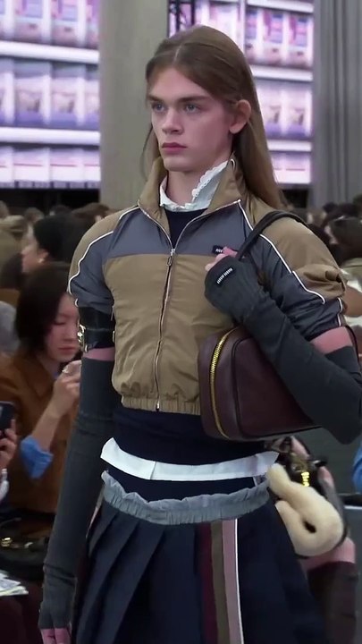 تلاعب  جريء بالأزياء والبحث عن الحقيقة في مجموعة Miu Miu صيف 2025