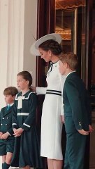 كيت ميدلتون تشارك في المراسم الرسمية لاستقبال أمير قطر