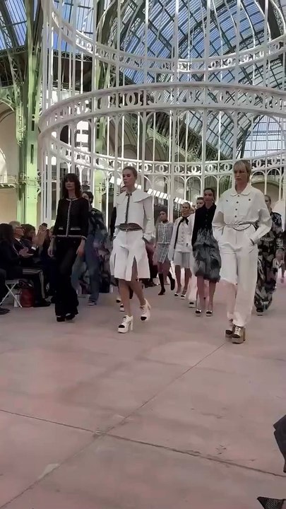 شانيل تعود إلى   Grand Palais بمجموعة ربيع وصيف...