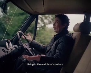 بربري تحتفي بإبداعاتها الأيقونية في مواجهة تقلبات الطقس