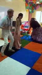 رافقت الأمير هاري في رحلة جمع تبرعات: تفاصيل إطلالات ميغان ماركل في نيجيريا