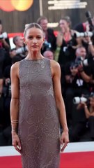 أناقة نجمات مهرجان البندقية 2024 تكتمل بمجوهرات بولغري الماسية الفاخرة