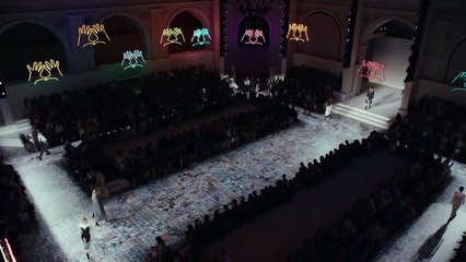 عرض ديور في نيويورك: احتفال بكلاسيكيات الدار وتحية تقدير لمدينة نيويورك