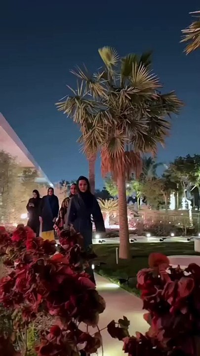 تتربع على عرش الأناقة في العالم العربي: أجمل إطلالات الشيخة موزا لهذا العام