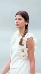 الأساور العريضة المتراكمة صيحة أساسية سترافق إطلالاتك في شتاء 2024