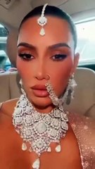 الأختان كيم وكلوي كارداشيان، أميرتان شرقيّتان في حفل زفاف أنانت أمباني