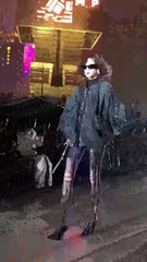 بالنسياغا تستوحي تصاميم ريزورت 2025 من أفق شانغهاي وأسلوب الشارع فيها
