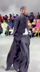 فستان الـLBD المستوحى من عالم الرقص يخطف الأضواء في عرض ديفيد كوما