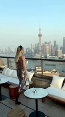 موديلات فساتين لامعة بوحي من إطلالات النجمات لسهرة رأس السنة