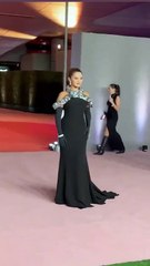 عشرة من أجمل الإطلالات السوداء لتستوحي منها فستان سهرة رأس السنة