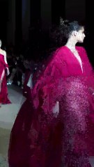 أجمل فساتين اللون الأحمر من عروض باريس للهوت كوتور