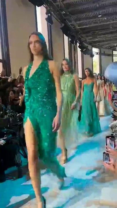 مجموعة إيلي صعب الجديدة، مزيج من فساتين السهرة وإطلالات النهار الجريئة