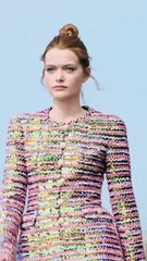 الجرابات النسائية الملونة تعود إلى الموضة في شتاء 2023