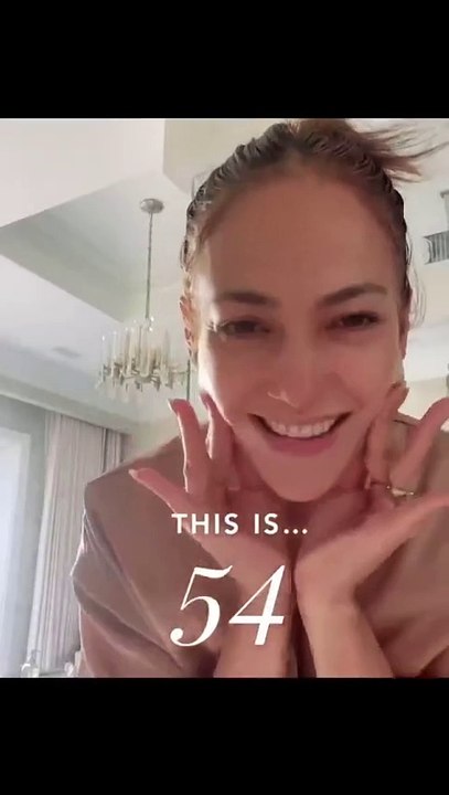 جينيفر لوبيز تُظهر جمالها الطبيعي في فيديو خالٍ من المكياج: هذا ما يعنيه سنّ 54