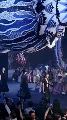 سترة Bar Jacket أيقونة دار ديور، ما هي قصتها وكيف غيّرت عالم الموضة إلى الأبد؟