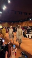 إطلالات المونوكروم تبرز في عرض Hermes بألوانٍ دافئة وشتوية