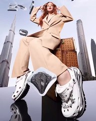 MCM وCROCS تقدّمان إصدارًا جديدًا بالتعاون مع ليندسي لوهان