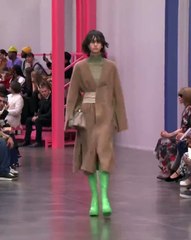 هذا اللون سيتصدر إطلالاتك في ربيع 2023 إذا كنتِ من محبّي الدرجات الصارخة