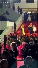 أوكرانية تقتحم مهرجان كان وتغطي نفسها بالدم