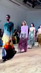 علامة Paco Rabanne تحضّرنا لموسم جديد مليء بالاحتفالات وفساتين السهرة اللامعة