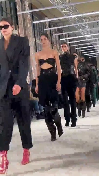 Alexandre Vauthier يبهرنا بمجموعة غنية بفساتين الاحتفالات واللوكات الصاخبة