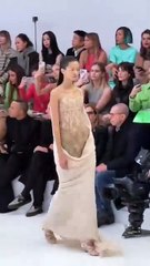 كيم جونز خلق شيئًا حالمًا ومفعمًا بالأنوثة لإطلالة الهوت كوتور لصيف 2023