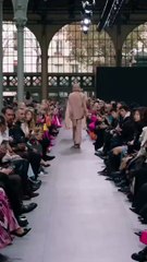 فالنتينو تفاجئنا بمجموعة غاب عنها الزهري وحضرت فيها أجمل تصاميم السجادة الحمراء