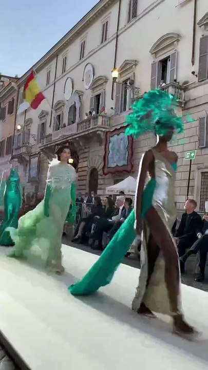 عروض الهوت كوتور الأخيرة تعيد فساتين الزمن الرومانسي إلى الواجهة