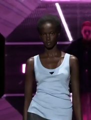 مجموعة برادا تبحث في "تاريخ المرأة" بتصاميمٍ تلائم عصرنا لشتاء 2022