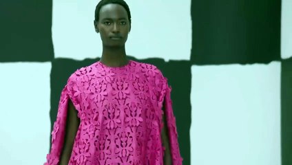 إميليا ويكستيد تستوحي جديدها من فن العمارة الباروكية وأناقة سيدات ميلانو