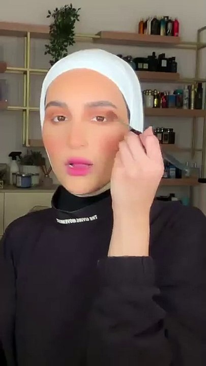 الآيلاينر الغرافيكي بوحي من المؤثرات والنجمات ل...