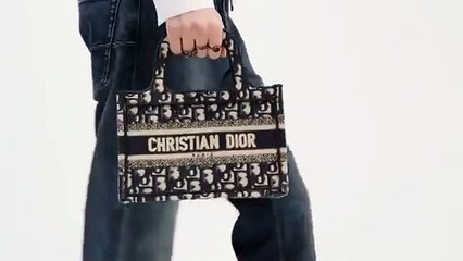 حقيبة Small Book Tote الأيقونية تتألق بحجم جديد