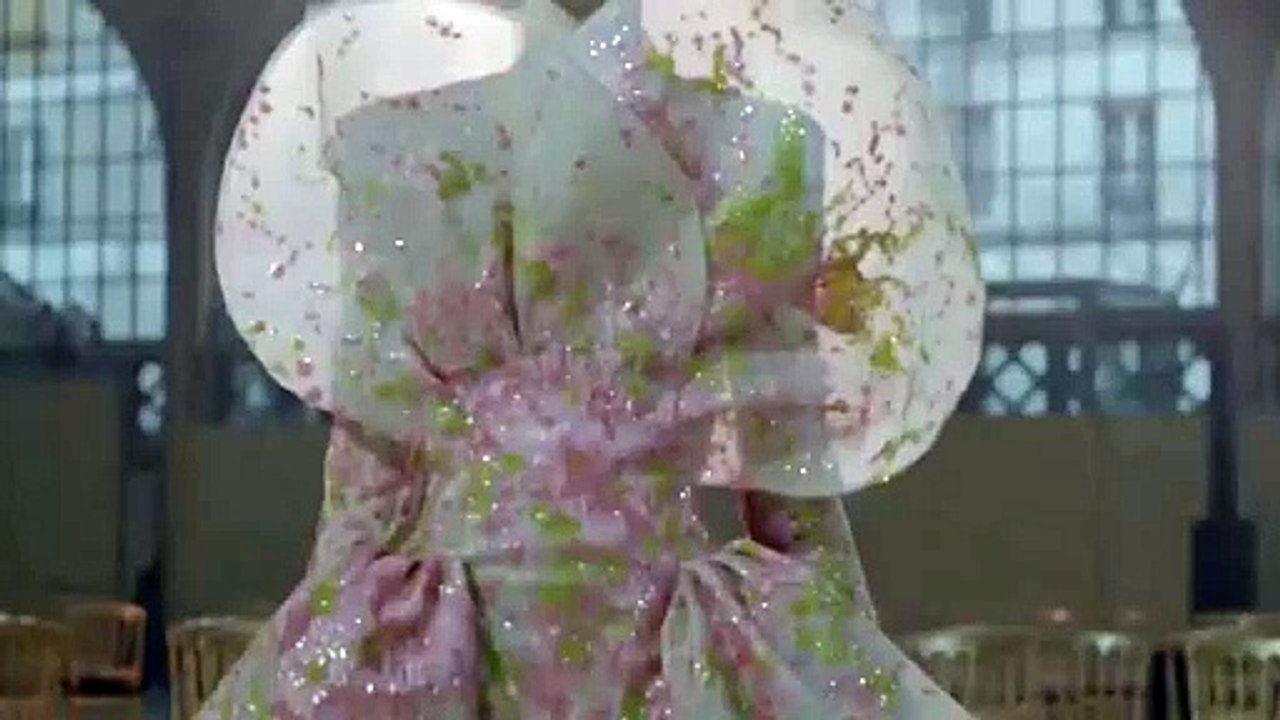 سهرة متوسطية نابضة بالفرح والحياة في تصاميم إيلي صعب ربيع وصيف 2022