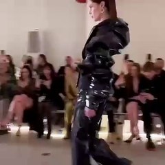 تصاميم Christian Siriano تعبير فني عن الزمن المشحون الذي نعيشه حالياً