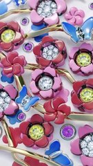 ما رأيك بساعة مزينة بورود تتفتّح وتنغلق بمرور الوقت لاحتفالات عيد الفطر؟