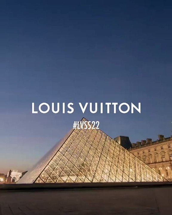 نيكولا غيسكيير يُعيد إحياء الترف الفرنسي ليتصادم مع أسلوبه المُعاصر في مجموعة لويس فويتون صيف 2022