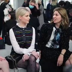شانيل تعيد ترجمة الجمال الباريسي الأنيق في عرض Métiers D'art 2022