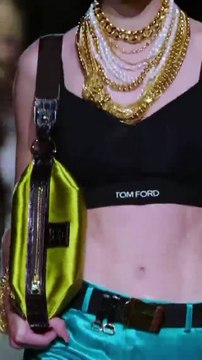 فيضٌ من الأكسسوارات وكسر لقواعد الموضة الكلاسيكية في مجموعة توم فورد
