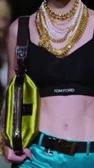 فيضٌ من الأكسسوارات وكسر لقواعد الموضة الكلاسيكية في مجموعة توم فورد