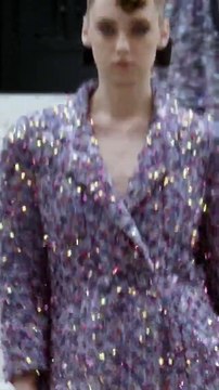 الهوت كوتور بطابع شبابي متجدد ونقشات مستوحاة من الفن الانطباعي في عرض شانيل