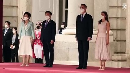 الملكة ليتزيا تعتمد الإطلالات الرسمية بأسلوبها المُعاصر