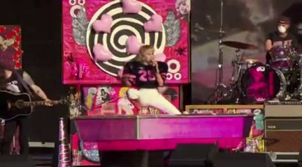 شخصية مايلي سايرس المليئة بالحيوية والتناقضات تُجسد عطر غوتشي الجديد