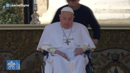 El Papa reaparece en público en la Plaza de San Pedro: "Buen domingo a todos"