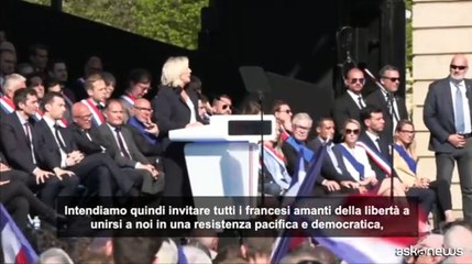 Parigi, Le Pen invita a una "resistenza pacifica e democratica"