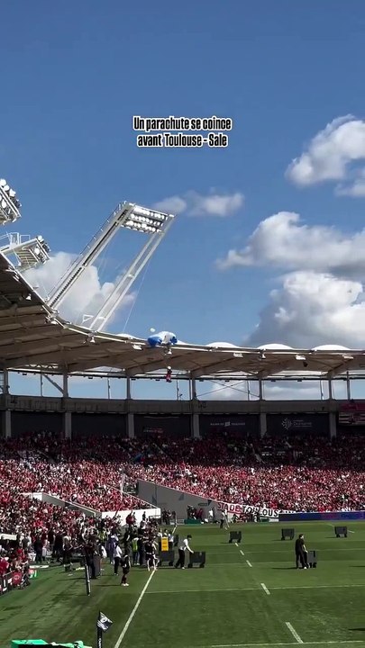 Un parachutiste reste accroché au toit du Stade de Toulouse avant un match de rugby