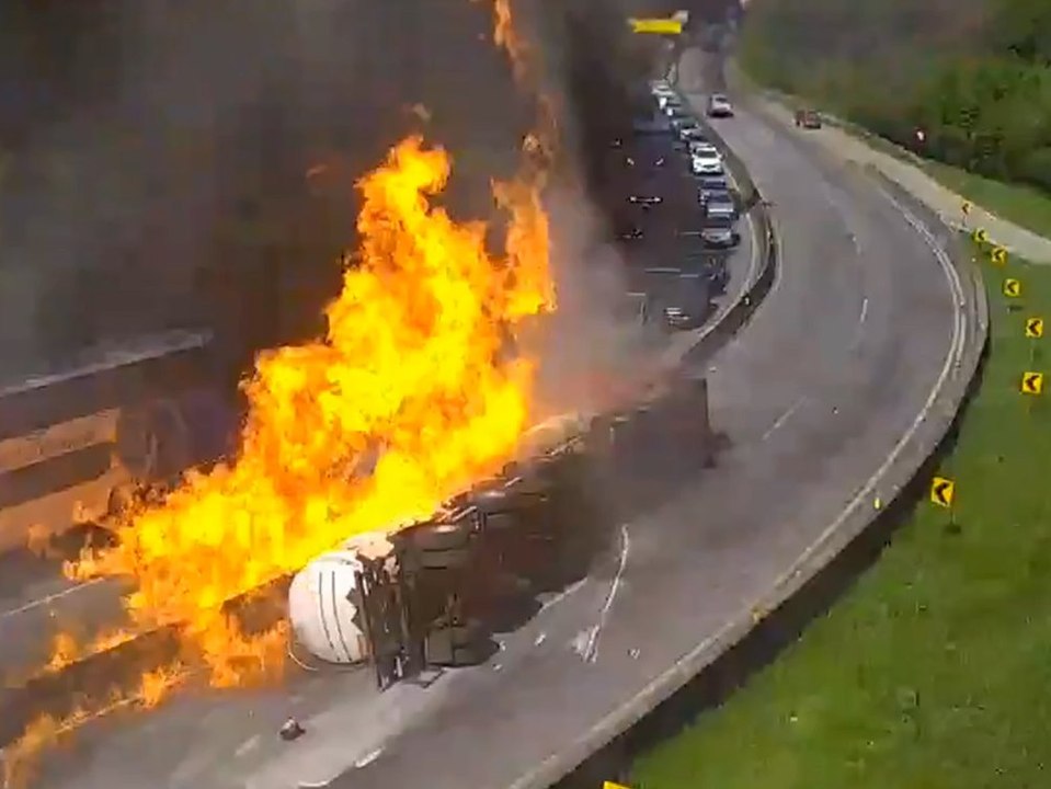 Tanklaster explodiert auf Highway - 24 Autos brennen ab