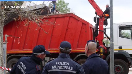 Pisa, via le vecchie bancarelle dal Duomo: partite le operazioni di rimozione